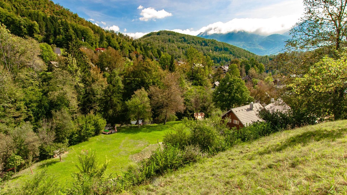 Bohinj Apartment | Ruim en Comfortabel Appartement met Prachtig Uitzicht op Speelweide en Beekje