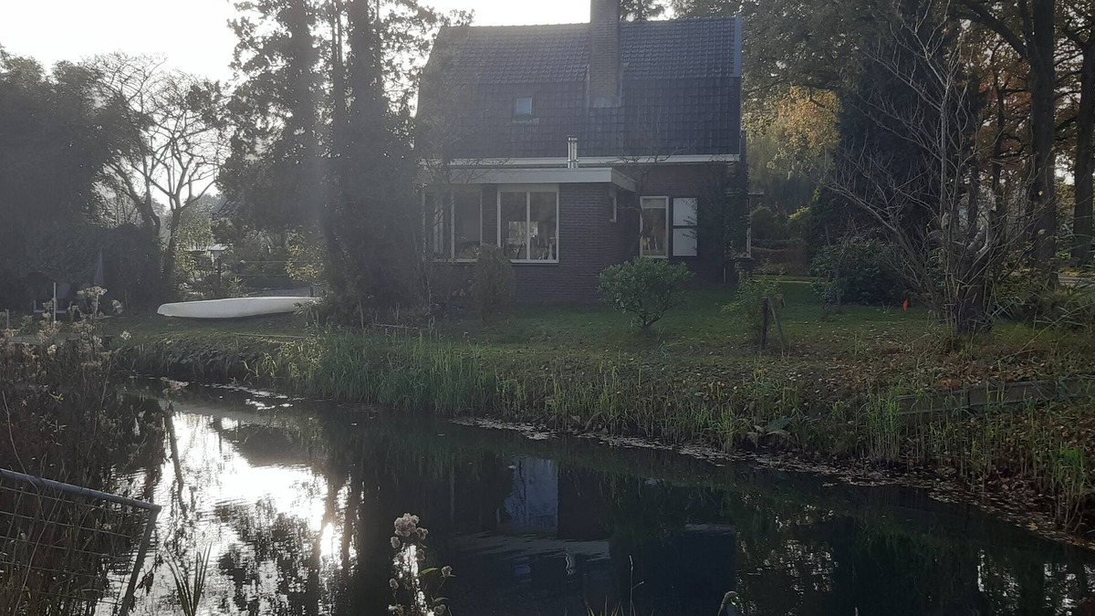 Diepenveen House | Ruime vrijstaande karakteristieke gezinswoning, direct aan het water