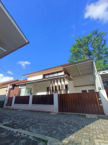 Gombong House | Rumah Besar dg Kolam Ikan diKota