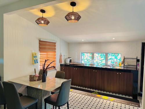 Kampung Pasir Tebakang House | Rumah Hayden - River View, 2BR, Wifi, Netflix