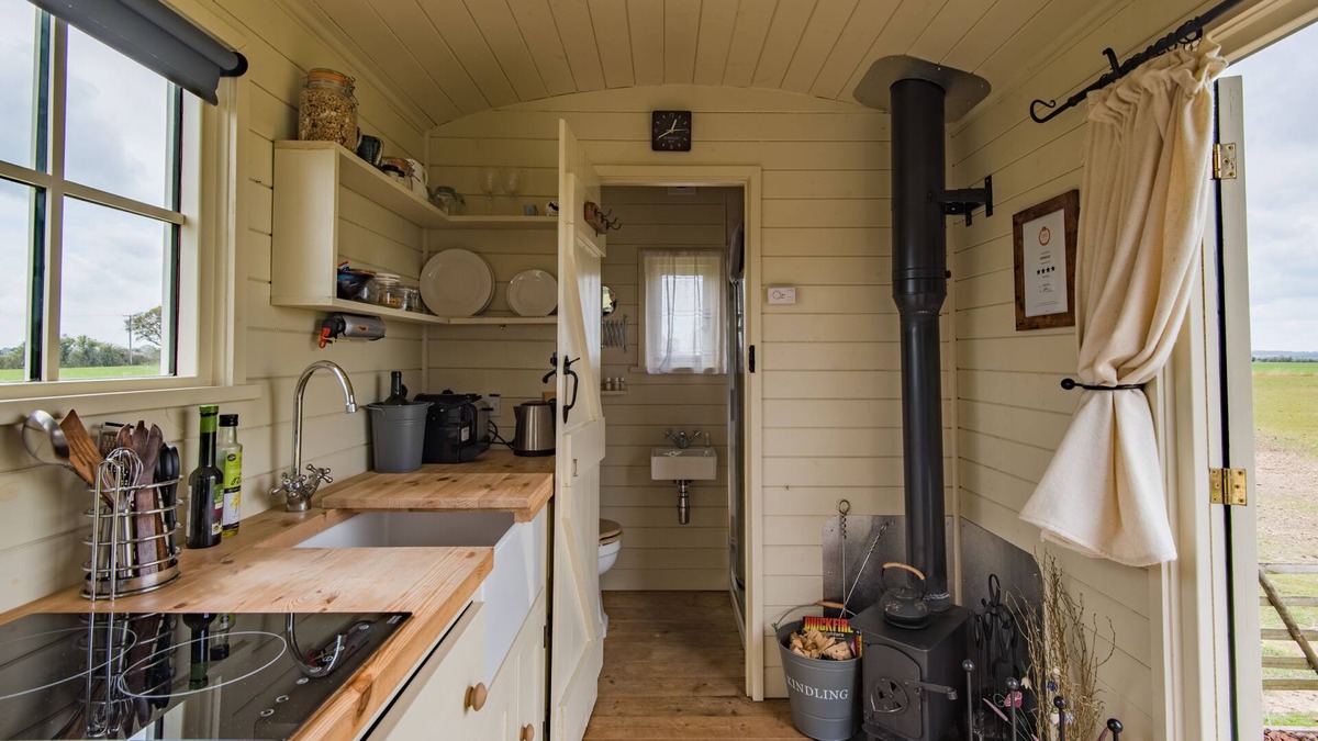 St Mary's Bay Cabin | Rumwold by Bloom Stays - a rural shepherds hut sleeping 2 with amazing views!