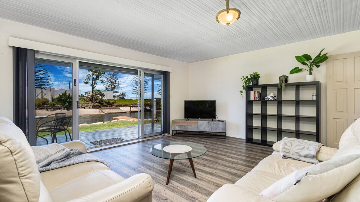 Runaway Bay Apartment | Runaway Bay Waterfront Delight