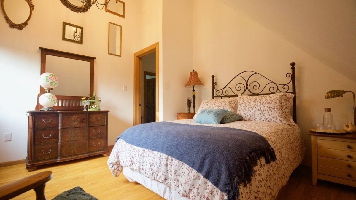 Bloomfield Bed & Breakfast | Runaway Rooster B&B - The Coop