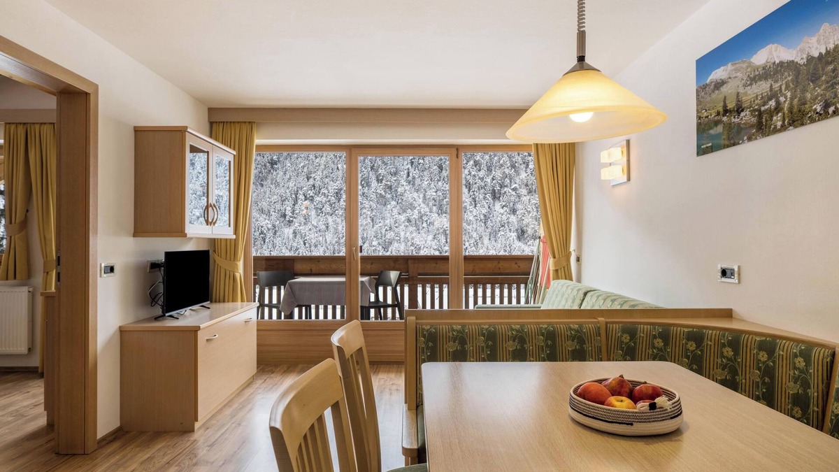 Mareo Apartment | Runcac - Holiday Apartment Pla with Mountain View, Wi-Fi & Balcony