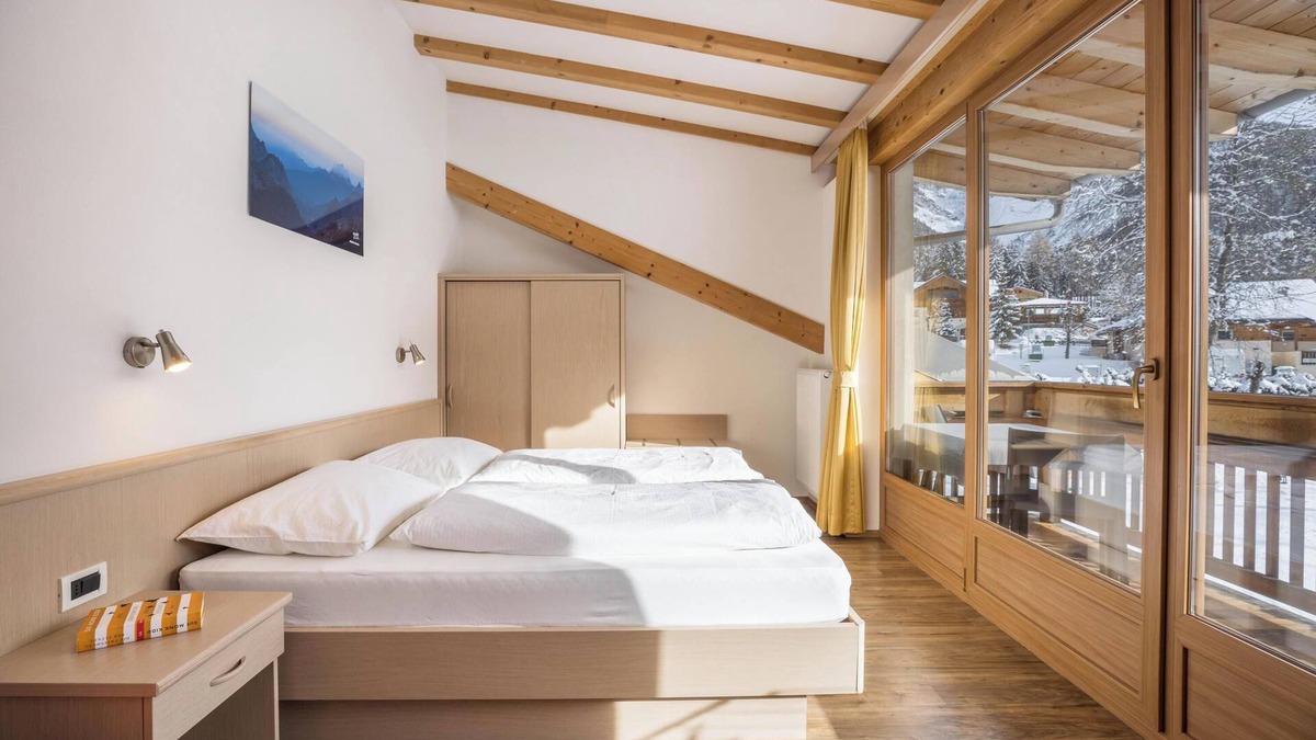 Mareo Apartment | Runcac - Holiday Apartment Gomina with Mountain View, Wi-Fi & Balcony