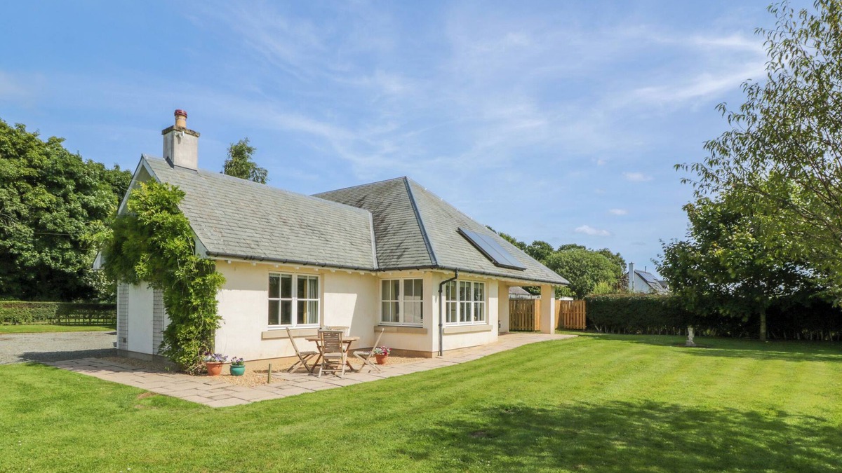 Duns Cottage | RUNGLEE, pet friendly, country holiday cottage, with a garden in Duns