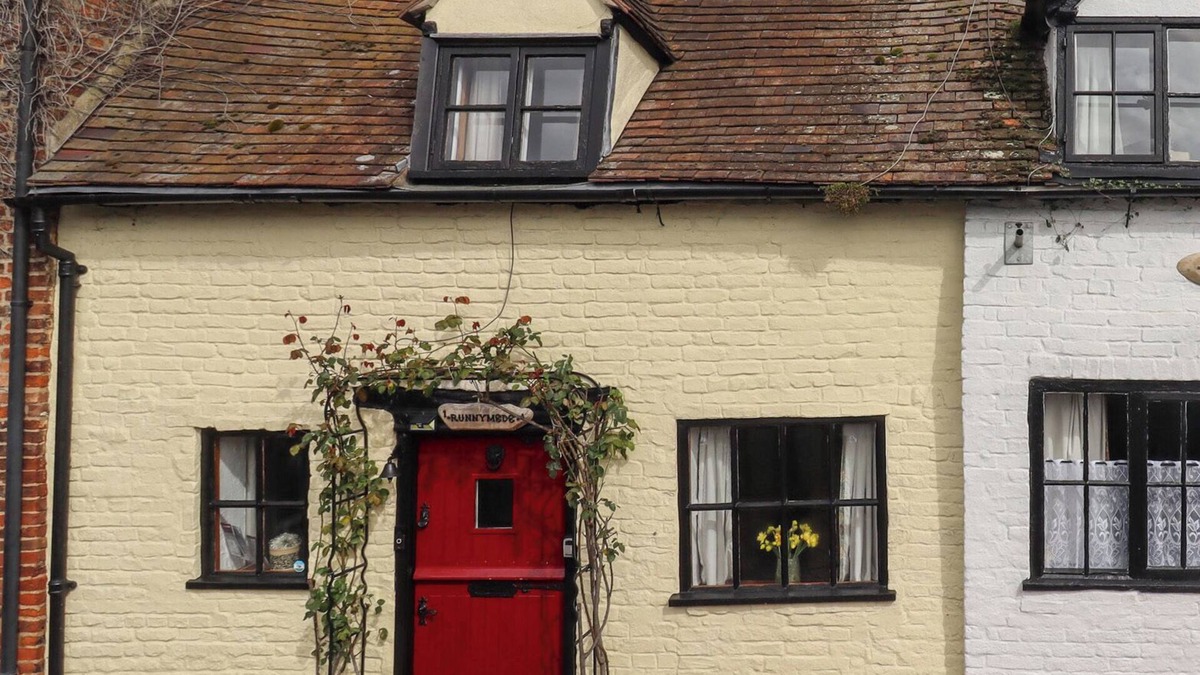 Tewkesbury Cottage | RUNNYMEDE, pet friendly, character holiday cottage in Tewkesbury