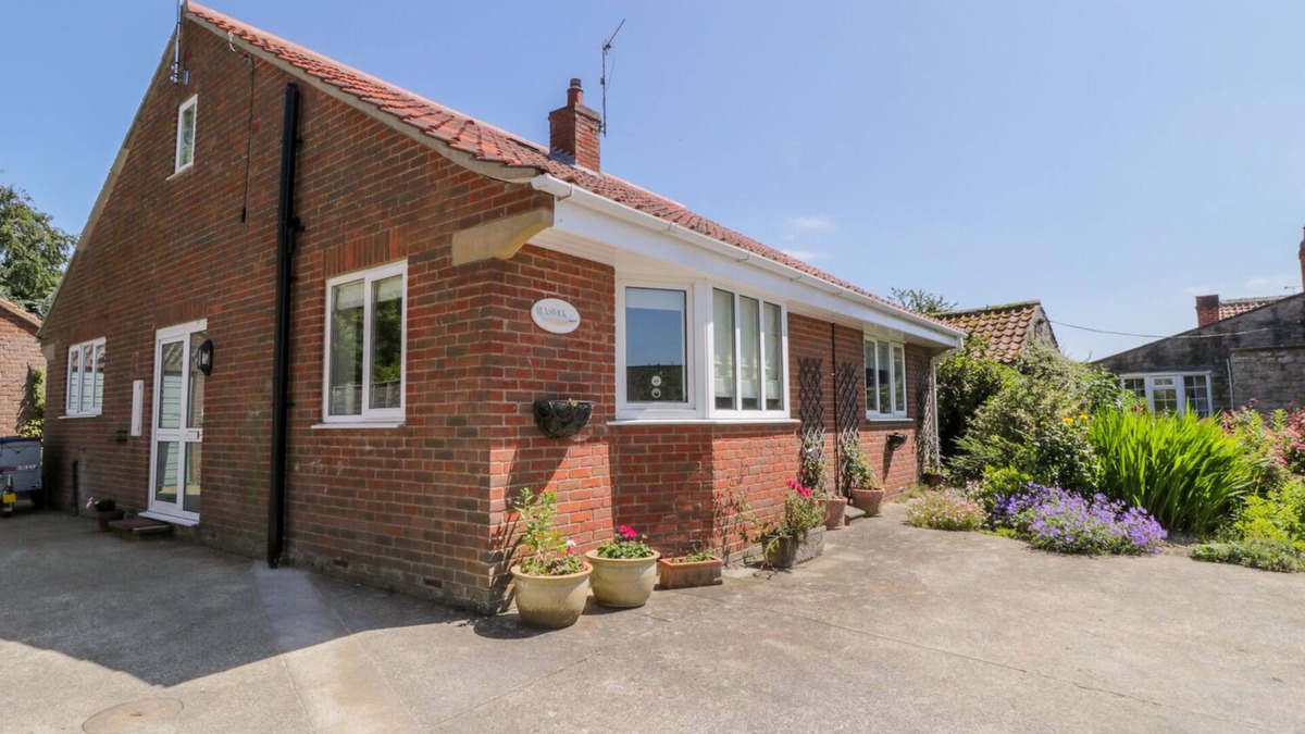 Sinnington Cottage | RUNSWICK, pet friendly, with a garden in Pickering