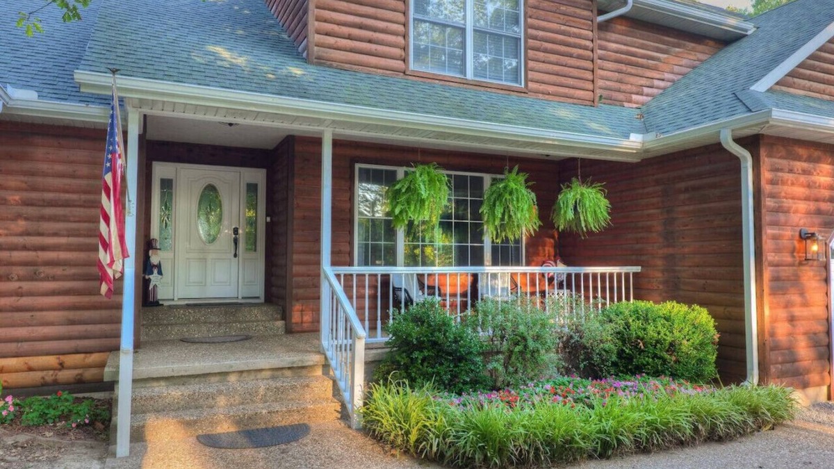 Powell Cabin | Rural 6 bedroom cabin - With a Hot Tub!