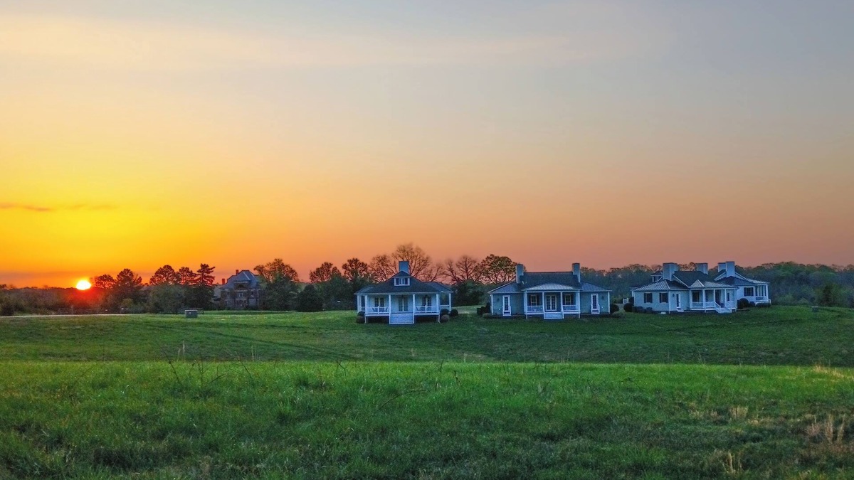 Farmville Cottage | Rural and Charming 2-bedroom cottage near Hampden-Sydney and Longwood