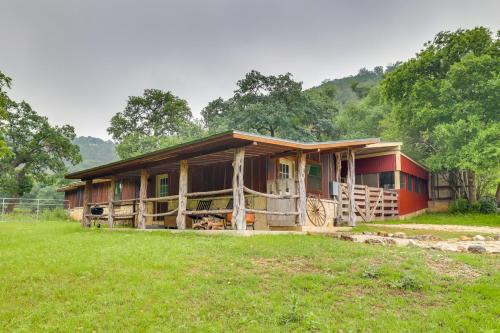 Tarpley House | Rural and Horse-Friendly Cabin about 24 Mi to Bandera!