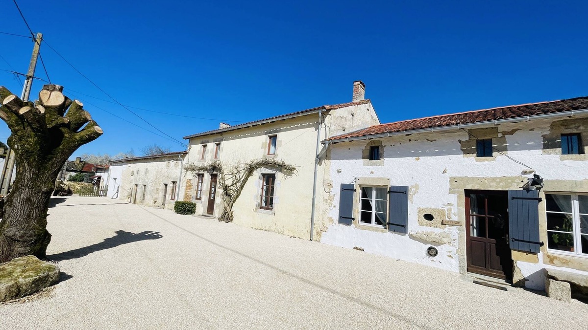 La Chapelle-Pouilloux Cottage | Rural beautiful quirky Cottage in the South West with a 12x5m pool, games barn