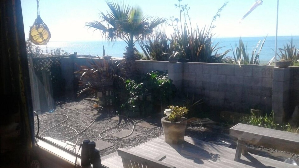 Te Awanga House | Rural/Beachfront Retreat