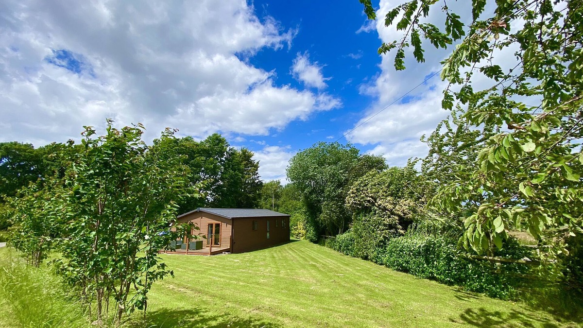 Northwich Cabin | Rural Cheshire Luxury Lodge w/hot tub on a
