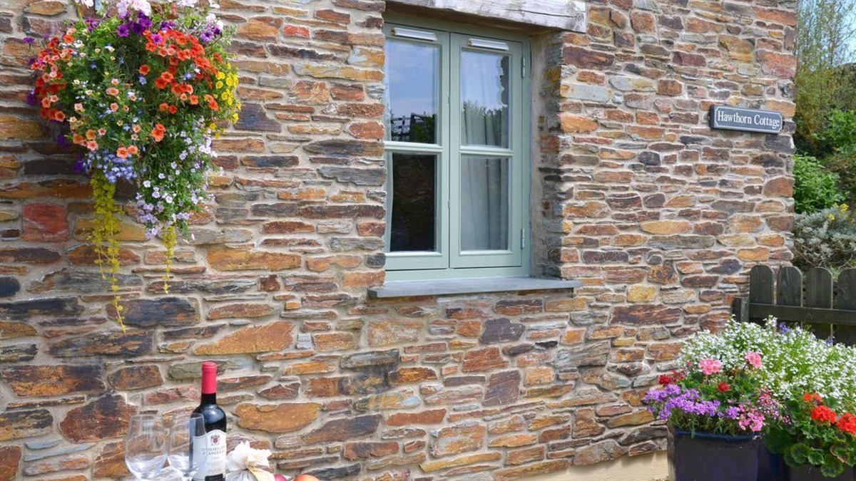 Grampound Cottage | Rural Complex 7 Lux Cottages, Hawthorn Cottage, with Beautiful south views