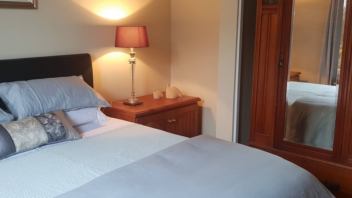 Parkvale Cottage | Rural Cottage Havelock North, enjoy rural views up to Te Mata peak
