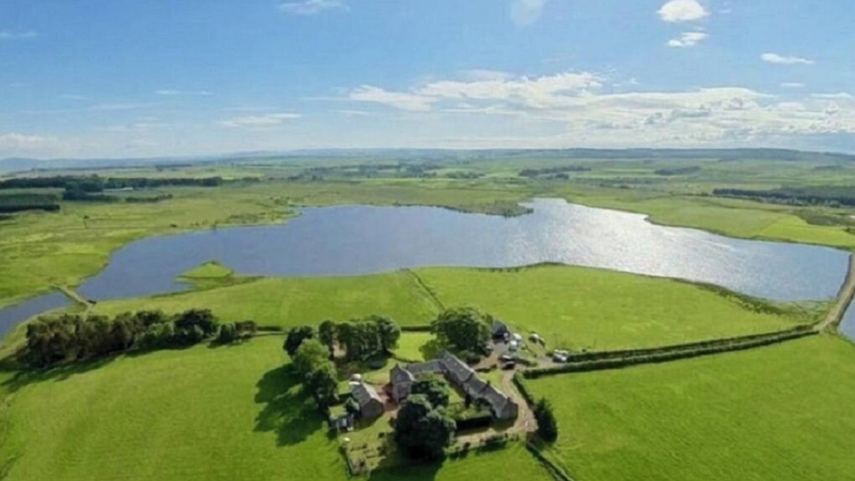 West Calder Cottage | Rural Cottage With Beautiful Loch And Hill Views nr Edinburgh