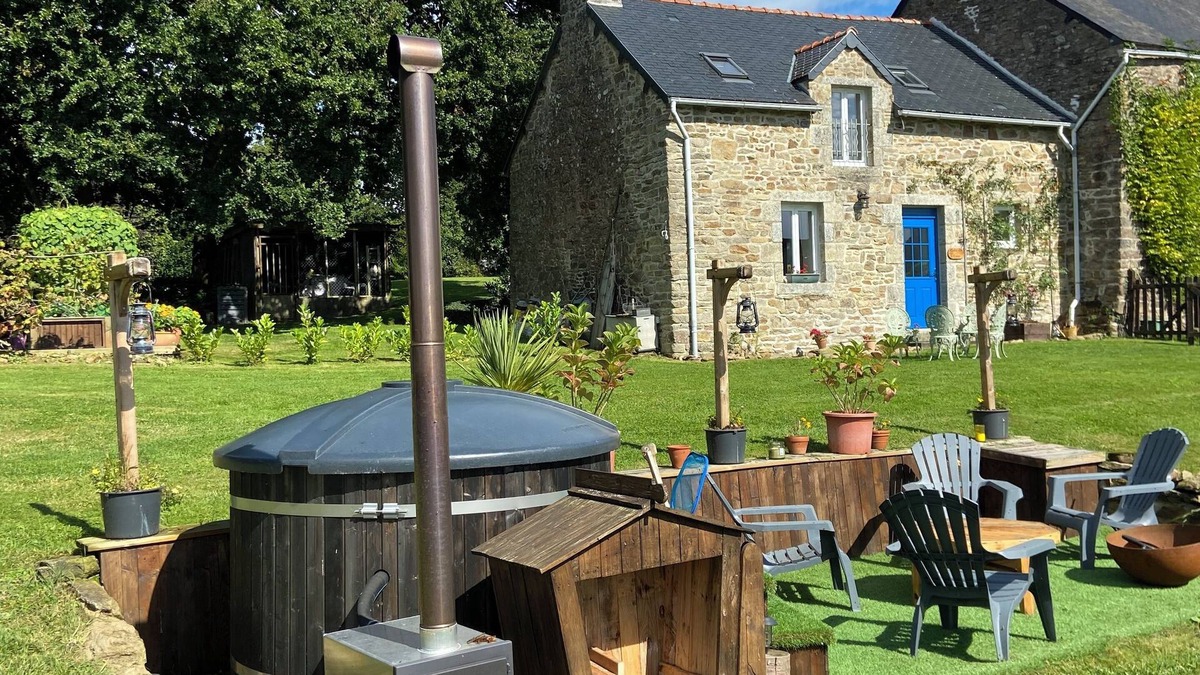 Plouguenast Cottage | Rural country cottage with hot tub in the tranquil Breton countryside