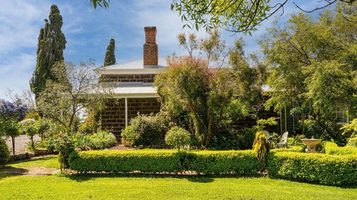 Skipton House | Rural Country Retreat, Homestead, Skipton Rail Trail on Emu Creek
