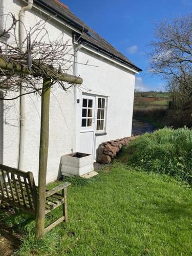 Bradninch Apartment | Rural Devon retreat in stunning Exe Valley.