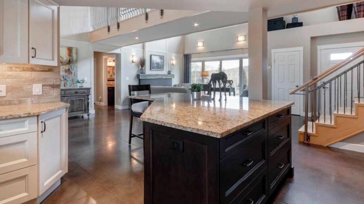 Priddis Other | Rural foothills farmhouse - Horse friendly