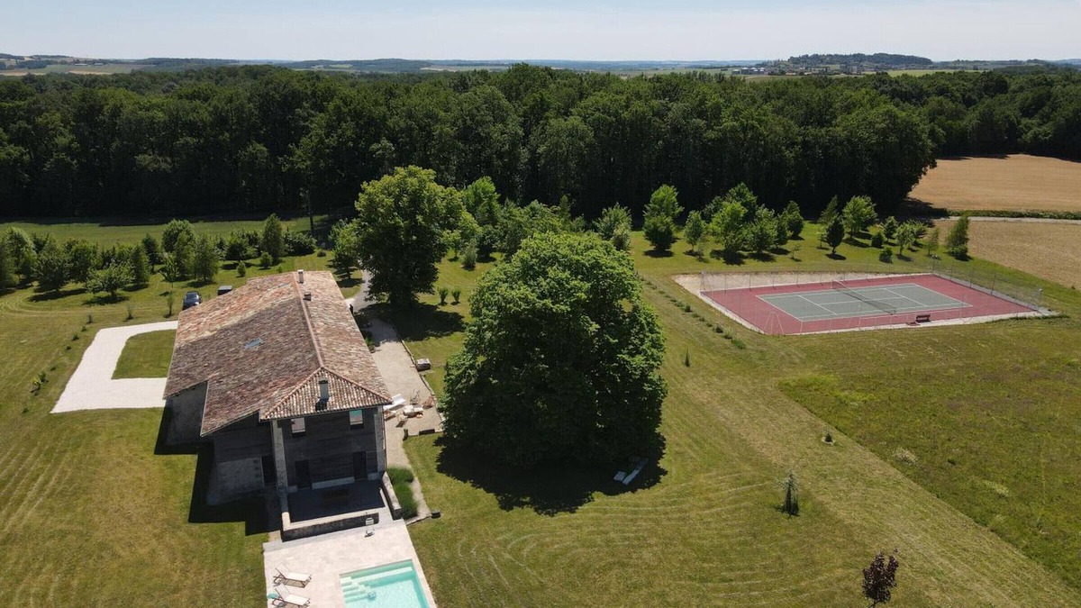 Magnac-Lavalette-Villars Cottage | Rural house with pool, private tennis and WIFI