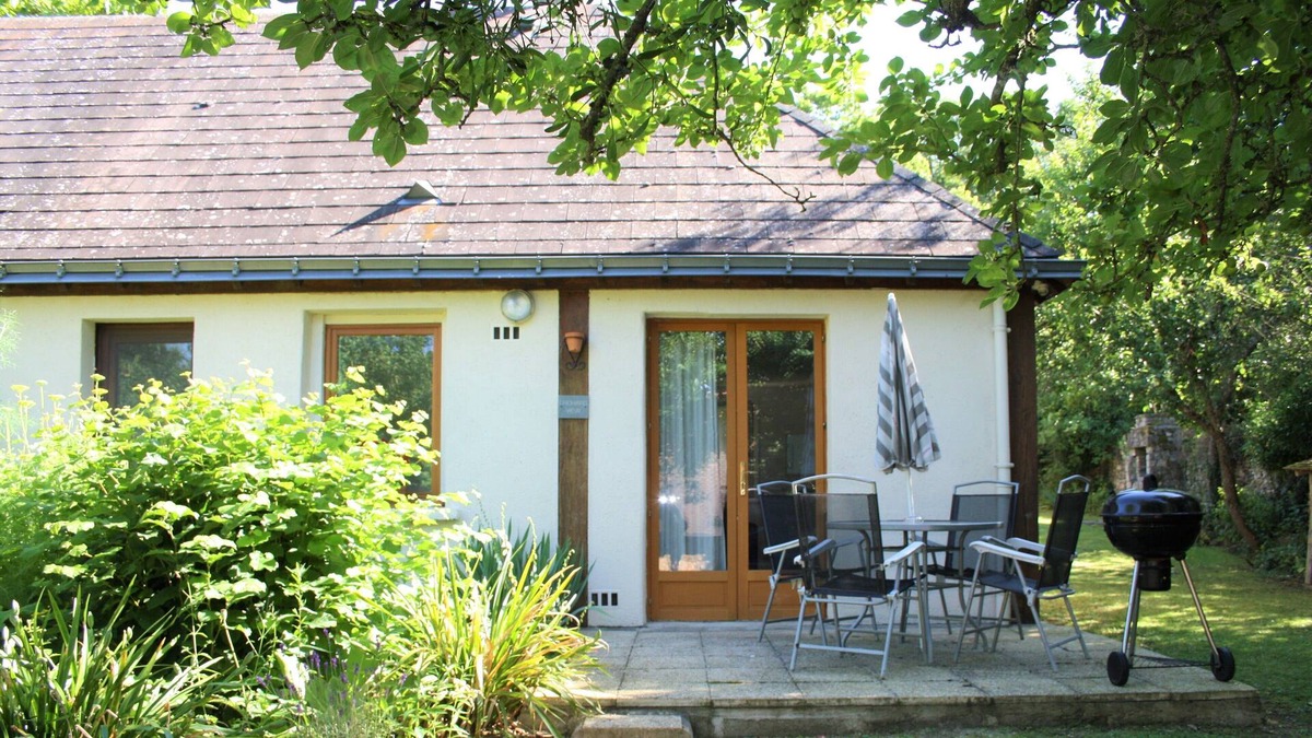Asnieres sur Vegre Cottage | Rural gîte with Pool, WIFI, 2 Bedrooms 2 BA