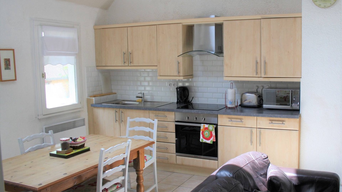 Asnieres sur Vegre Cottage | Rural gîte with Pool, WIFI, 2 Bedrooms 2 BA