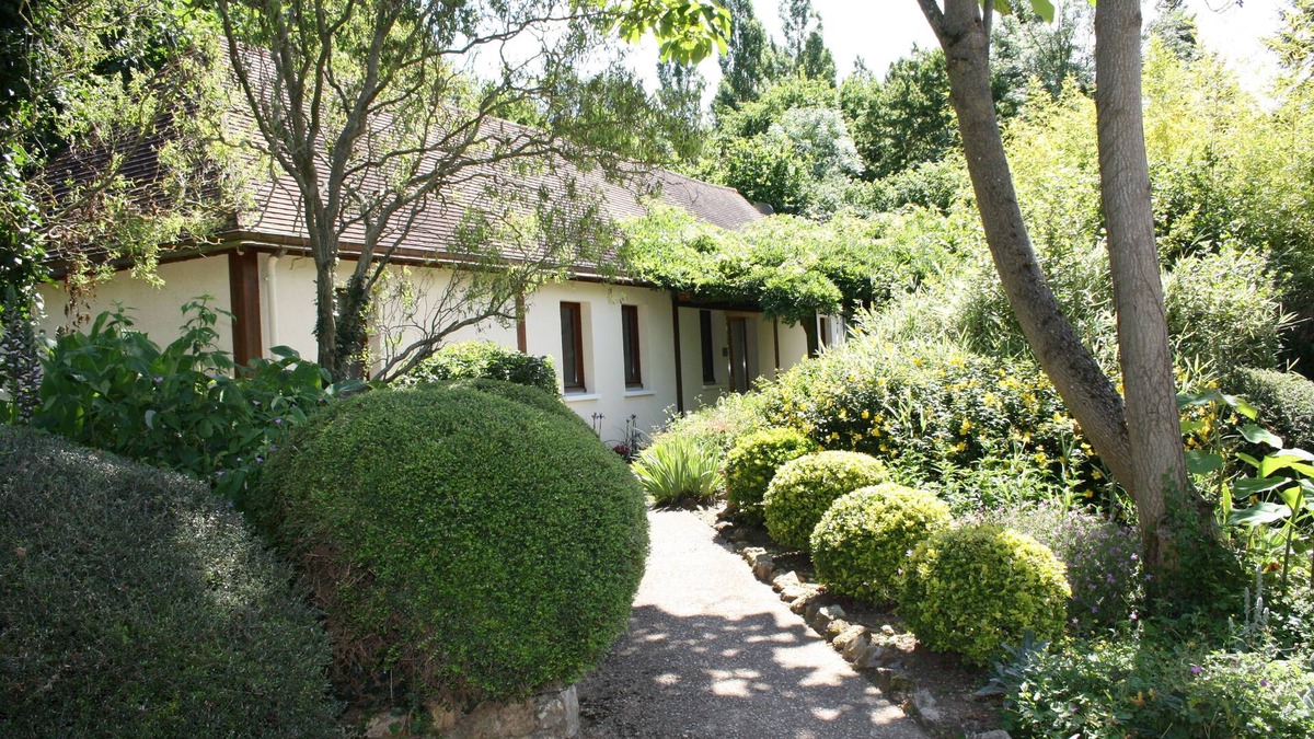 Asnieres sur Vegre Cottage | Rural gîte with Pool, WIFI, 3 Bedrooms 2 BA