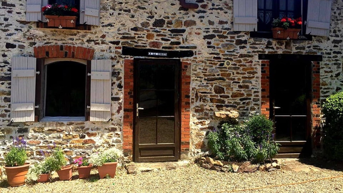 Bussiere-Poitevine Cottage | Rural Gite with Scandinavian wood fired hot tub