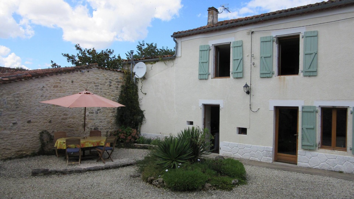 Coulgens Cottage | Rural Gite with private courtyard garden, Coulgens/St Angeau - sleeps 4 + baby