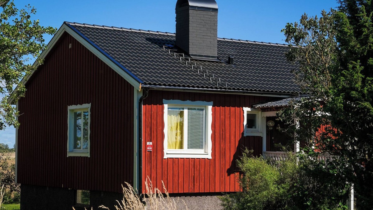 Motala Bed & Breakfast | Rural guest room near town with fast free Wifi. Pets allowed!