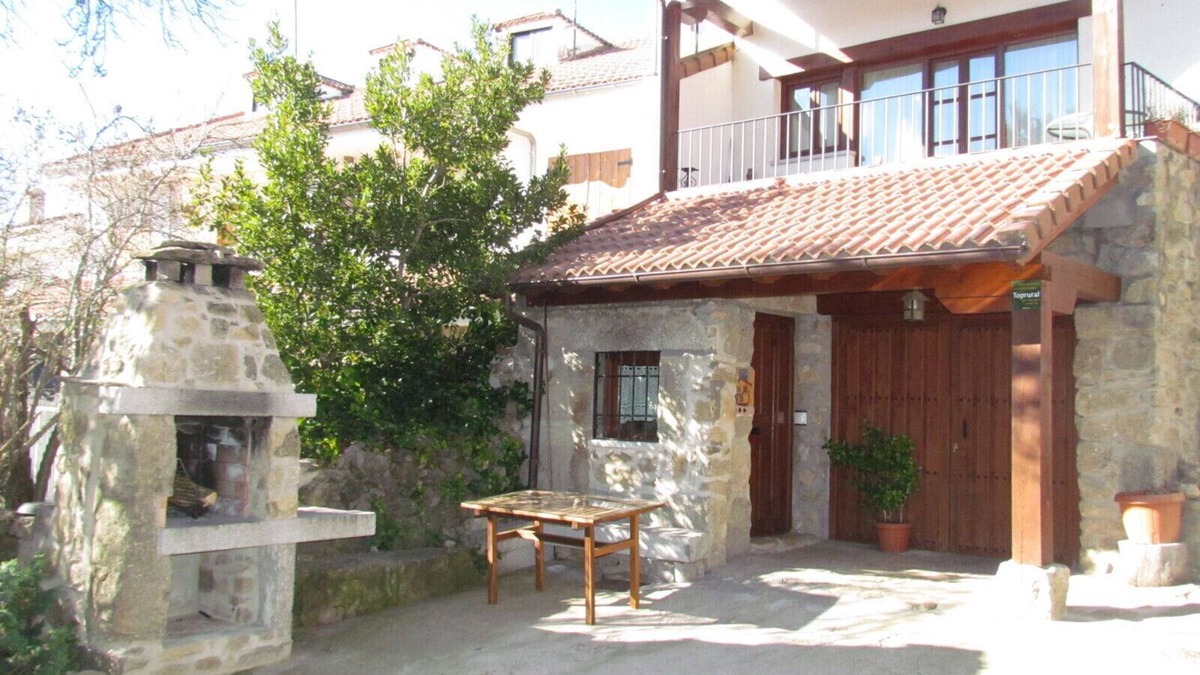 Navarredonda de Gredos Cottage | Rural house Gredos allows animals, terrace overlooking the Gredos
