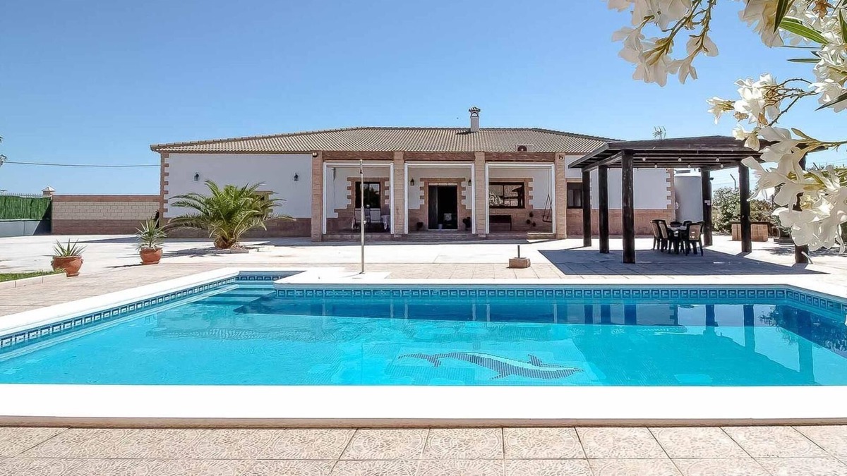 La Lantejuela House | Rural Holiday Home 'Villa Paquita' with Pool, Garden, Terrace & Wi-Fi