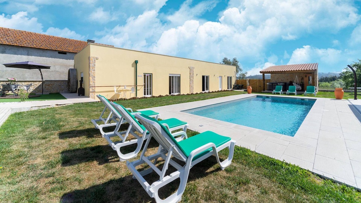 Camparca House | Rural holiday home in Netos-Almagreira with pool