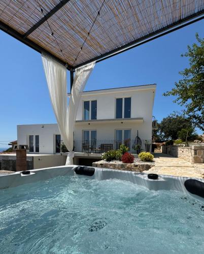 Vinisce House | Rural home Basin dvor with jacuzzi