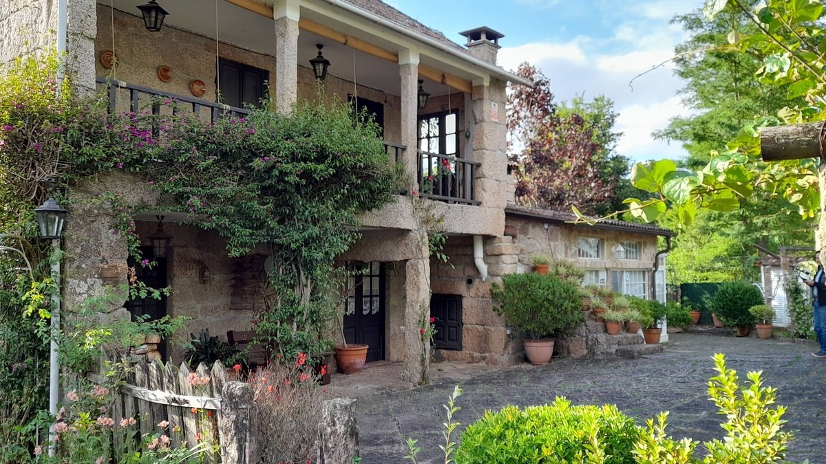O Porrino Cottage | Rural house with magnificent garden near the Rias Baixas