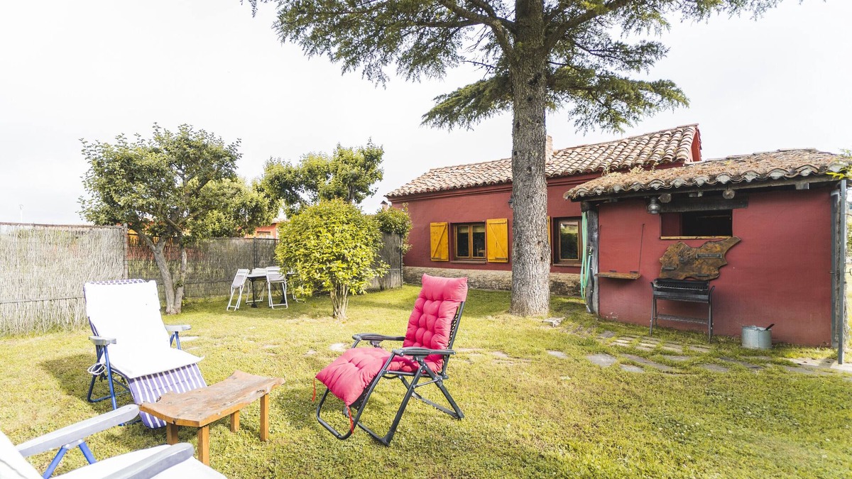 Castrejon de la Pena House | Rural House 'El Colono' with Mountain Views and Private Garden