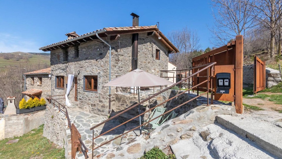 Mollo House | Rural House 'El Roure' with Mountain View, Private Pool and Wi-Fi