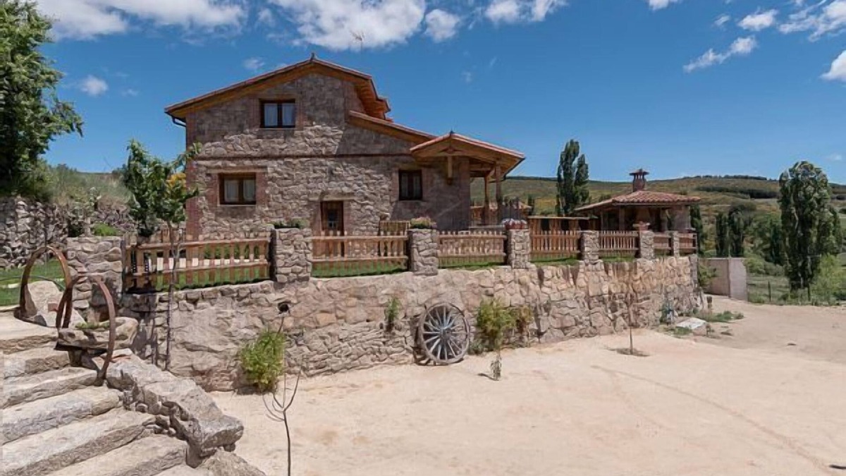 Hoyos del Collado Cottage | Rural house (full rental) El Rondillo de Gredos for 6 people