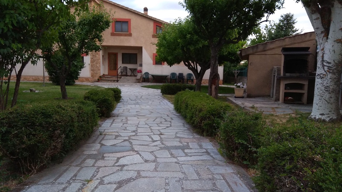Palazuelos de Eresma Cottage | Rural house Las Tuyas, 6-8 places, next to ciud Segovia, garden, pets, internet