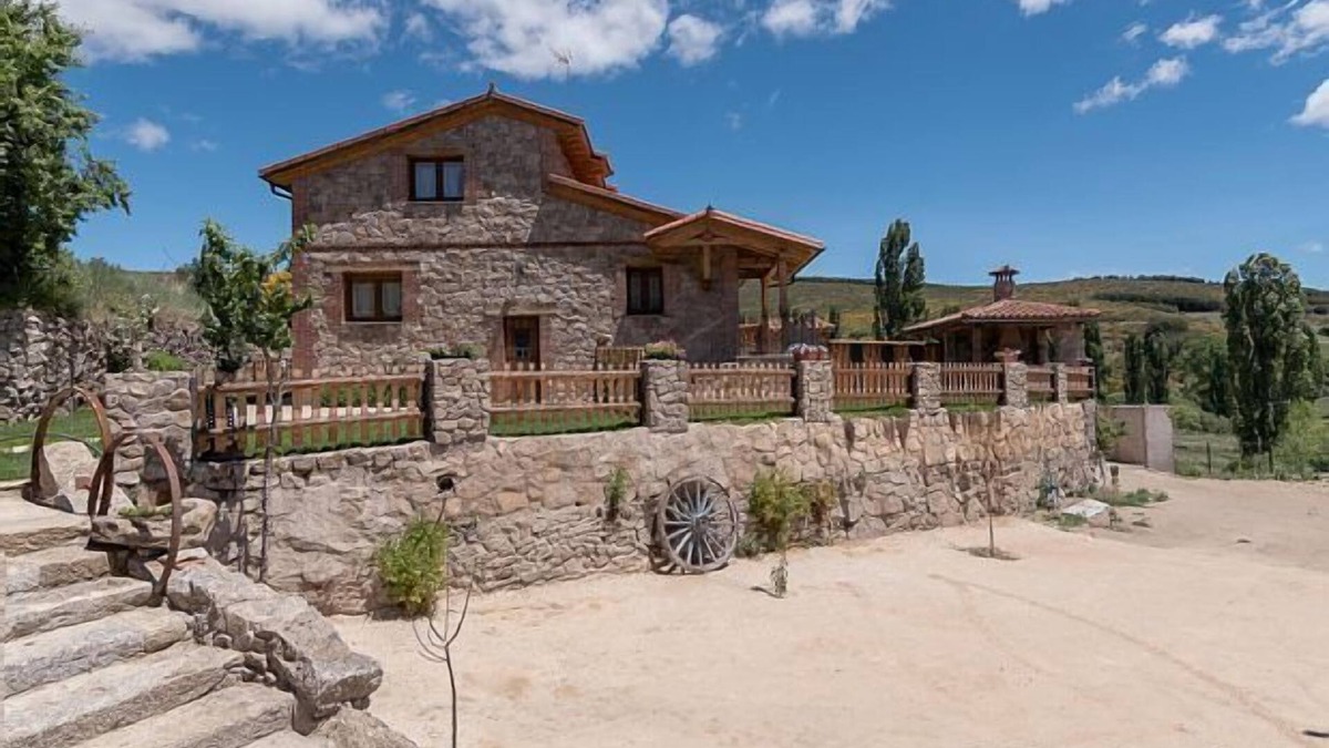 Hoyos del Collado Cottage | Rural house (full rental) El Rondillo de Gredos for 6 people