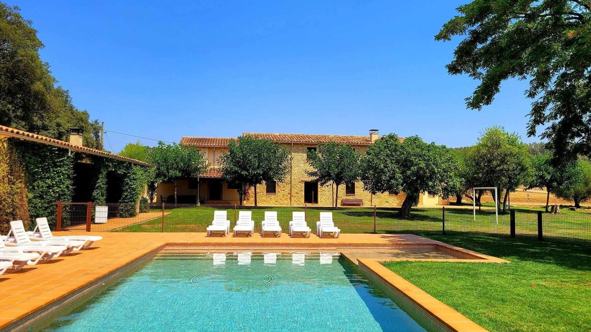 Queixas House | Rural house in Girona. 11 bedrooms, up to 30 people, private pool.
