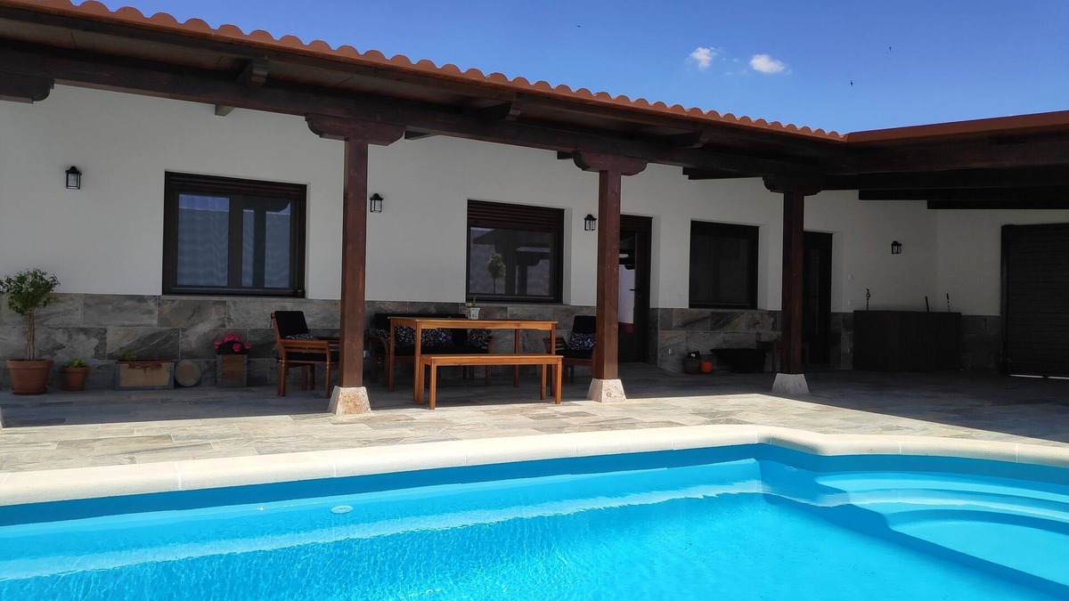 Pedro Munoz Ski Chalet | Rural house with pool and garden.