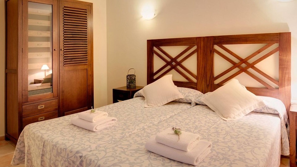 Capmany Villa | Rural house with pool and jacuzzi (Can Llobet - Requesens)