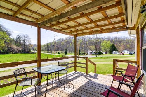 Dabolt House | Rural Kentucky Vacation Rental about 15 Mi to London!