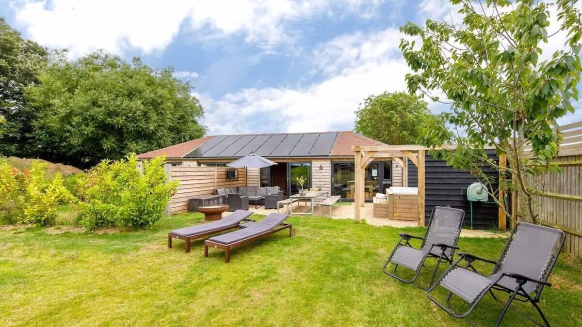 Chichester Ski Chalet | Rural Lodge Retreat with Hot Tub