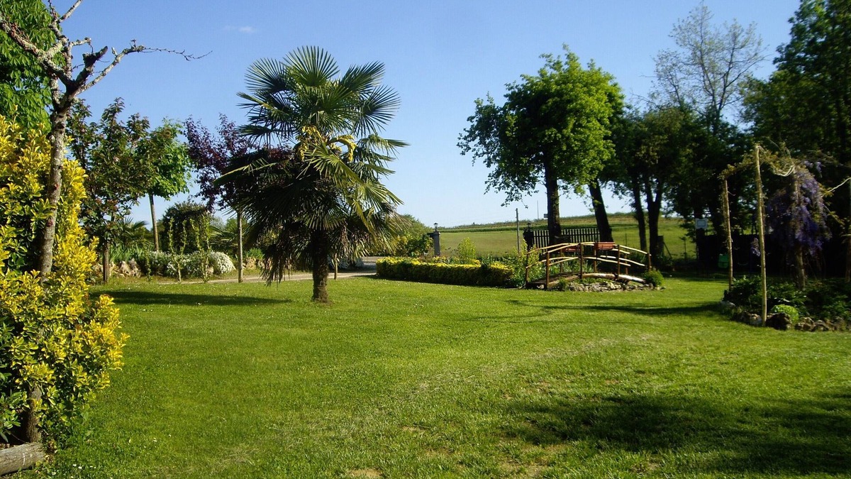 Puycornet Cottage | Rural lodging chenes in a cardre of greenery and flowers.