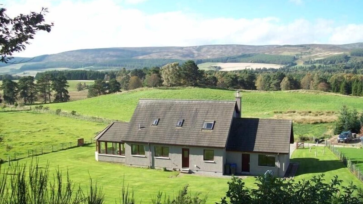 Huntly House | Rural north east Scotland holiday home at Lumsden Aberdeenshire