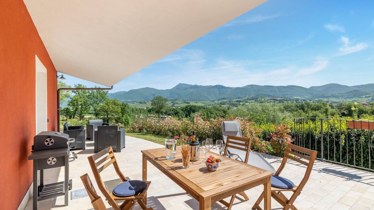 Matelica Apartment | Rural Pool Escape in Matelica